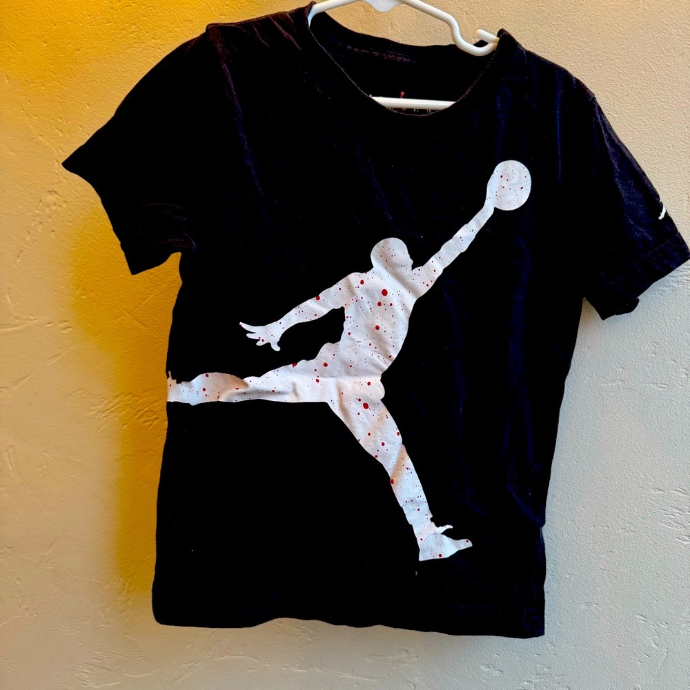 Boys Nike Jordan T size M 5/6 yo soft cotton, black white